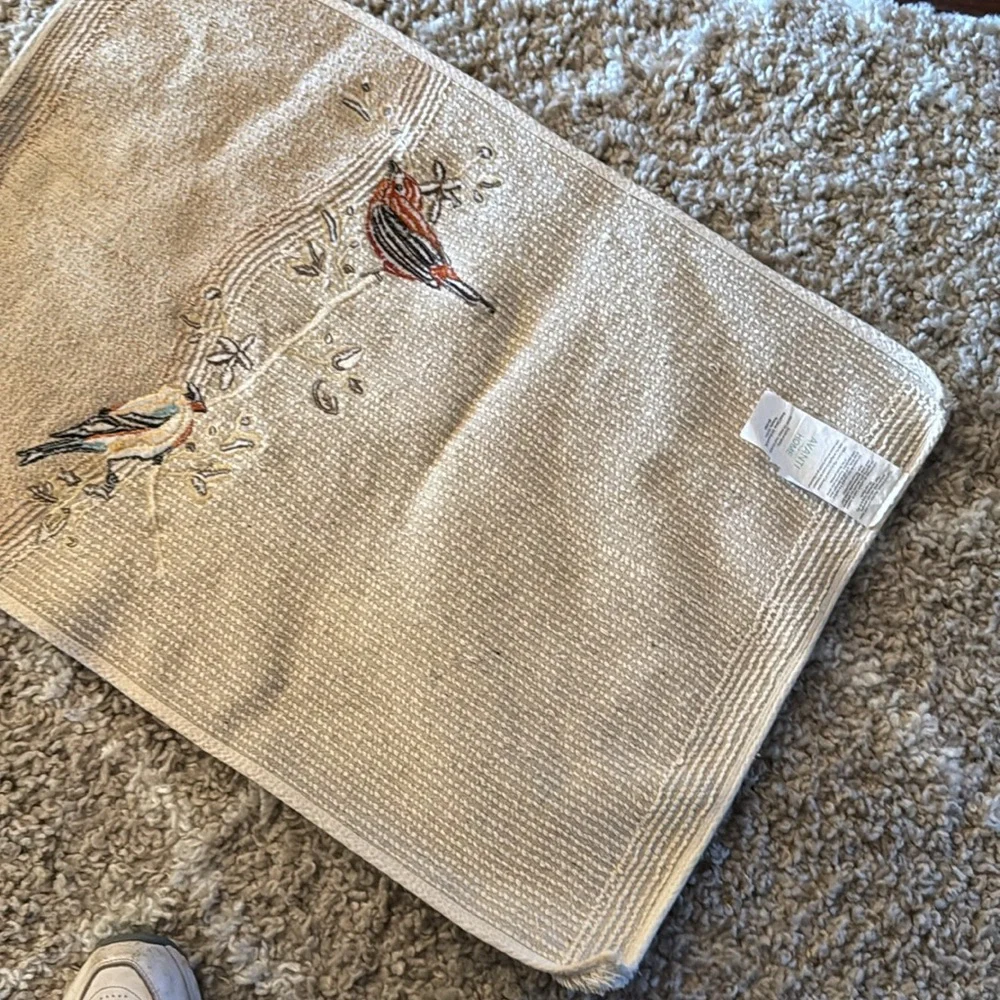 Avanti Like New Embroidered Bird Bath Mat